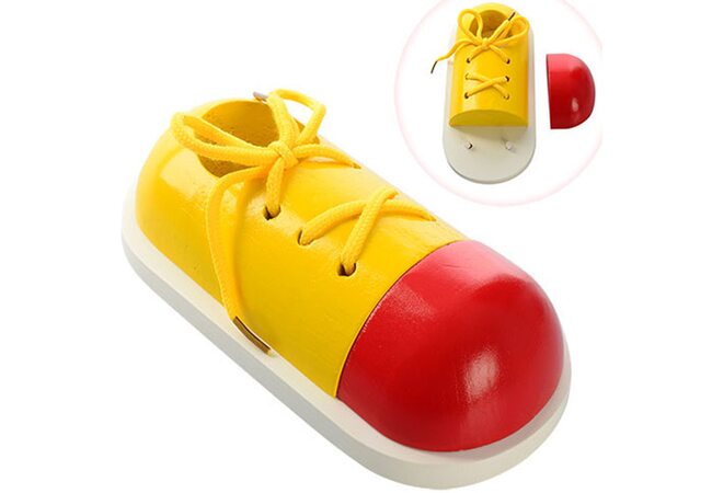 Учимся завязывать шнурки