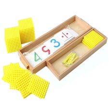 Комбинация золотого материала из бусин с числовым материалом